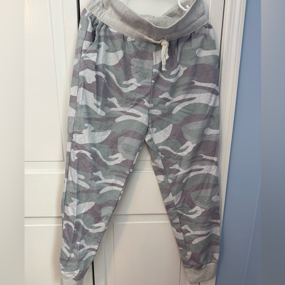 NEW! Never worn camouflage comfy joggers. Standout!
